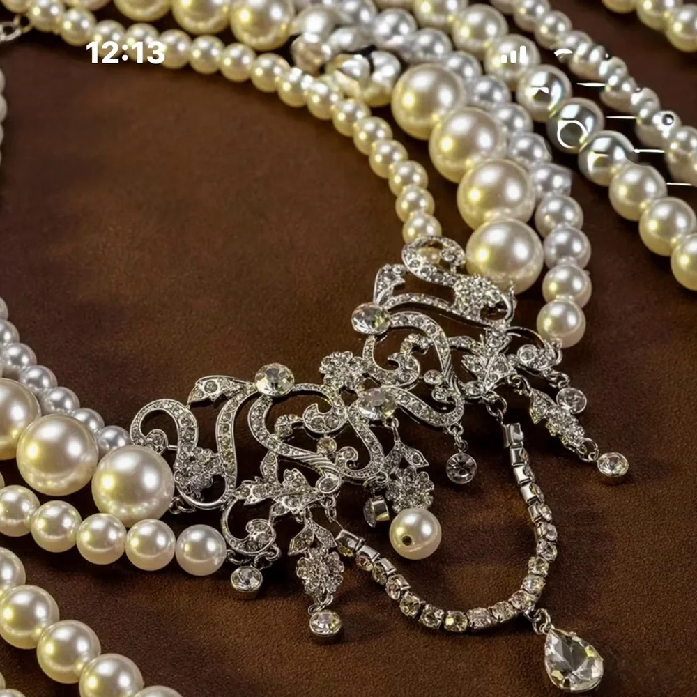 Luxurious Pearl and Silver Statement Necklace - Picture 4 of 6